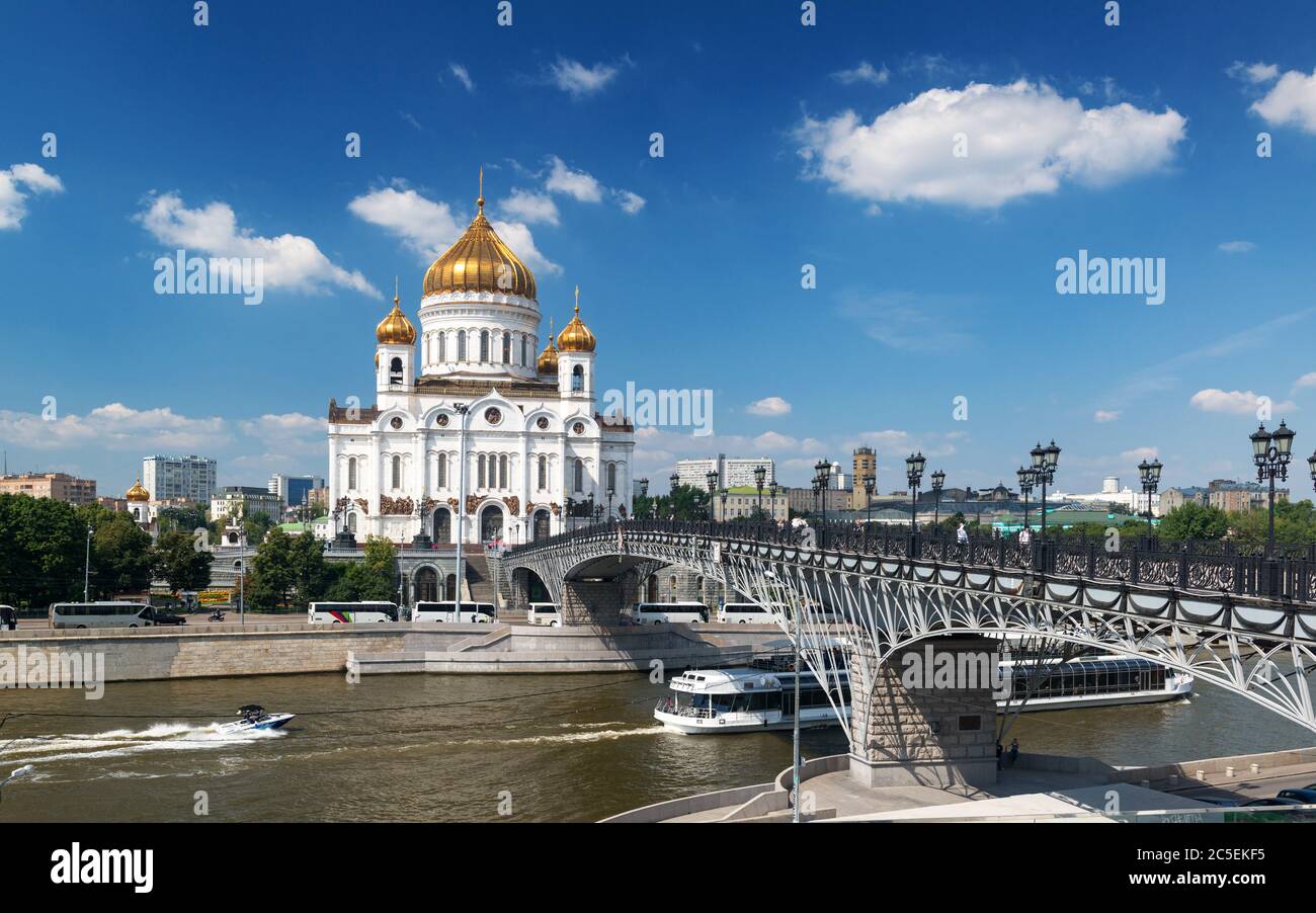 MOSCA - 9 AGOSTO: La Cattedrale di Cristo Salvatore e il ponte Patriarshy il 9 agosto 2013 a Mosca, Russia. È la più alta Christia ortodossa Foto Stock