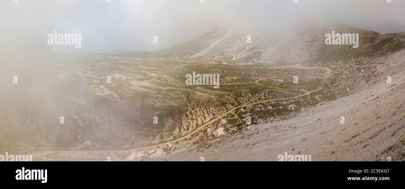 Vista aerea del rifugio Lavaredo è un rifugio tra le nuvole, Alto Adige, il monte Paterno e le tre Cime di Lavaredo, Drei Zinnen. Foto Stock