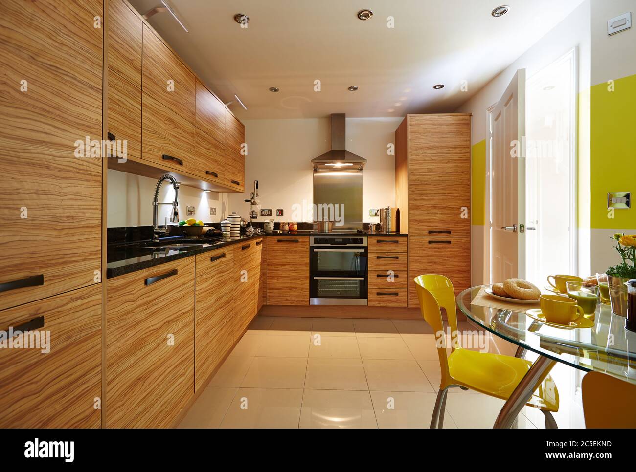 Foto di una moderna ed elegante cucina di lusso in un appartamento Foto Stock