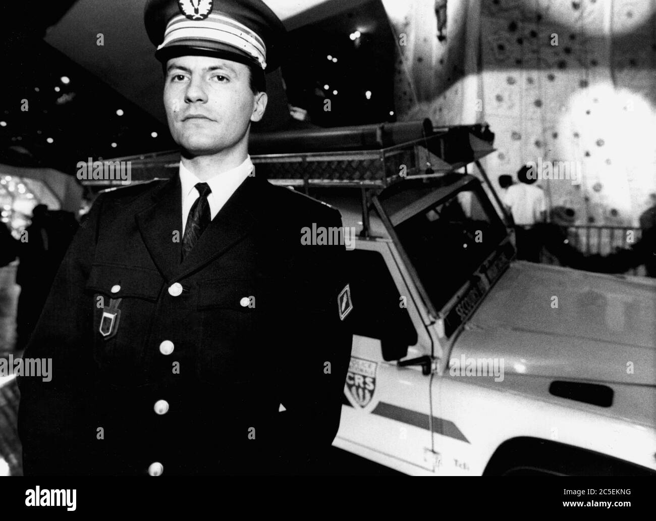 L'ufficiale della polizia promuove le professioni di polizia alla fiera del lavoro, Lione, Francia Foto Stock