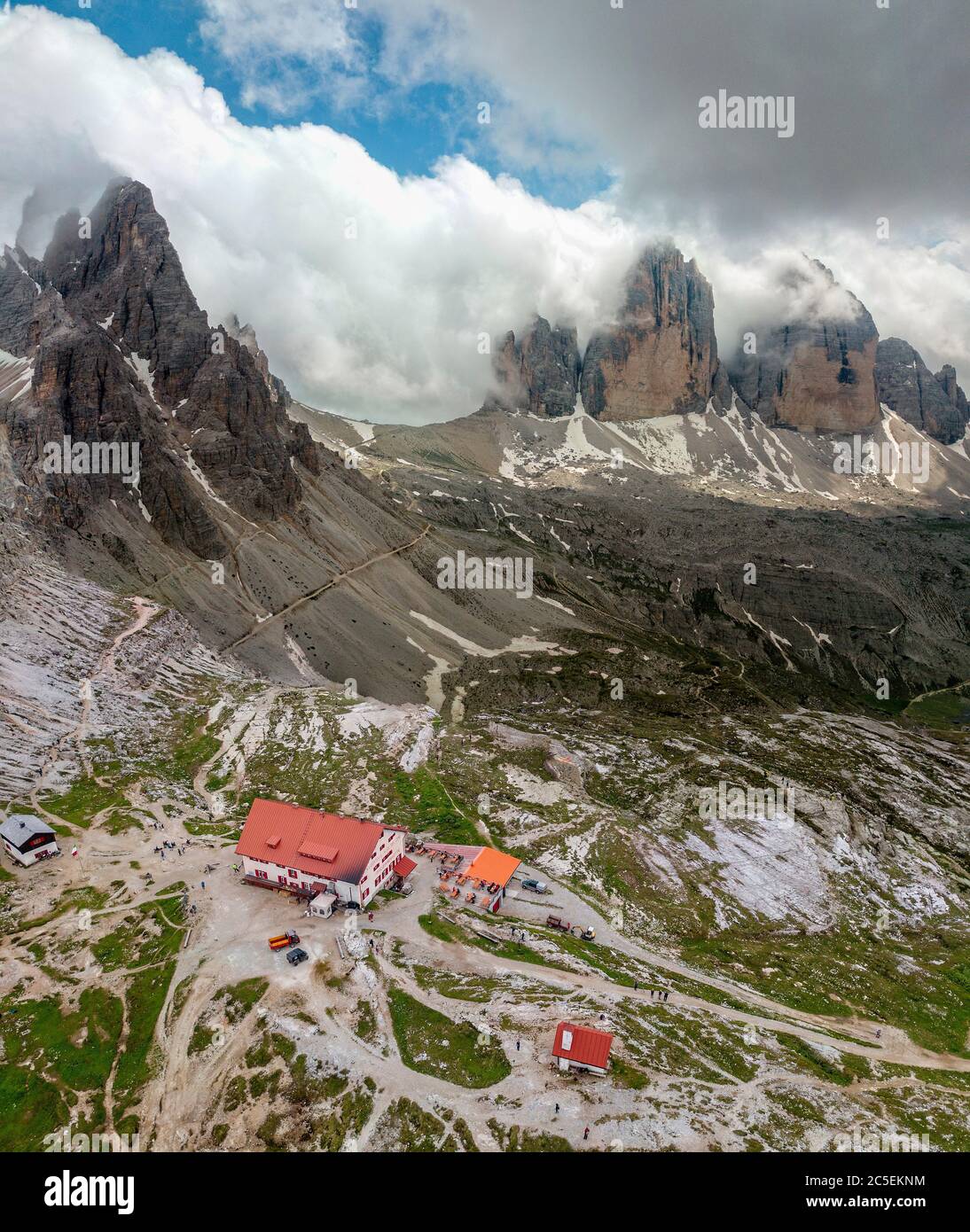Vista aerea del rifugio Antonio Locatelli è un rifugio in Alto Adige, il monte Paterno e le tre Cime di Lavaredo, Drei Zinnen. Italia Foto Stock