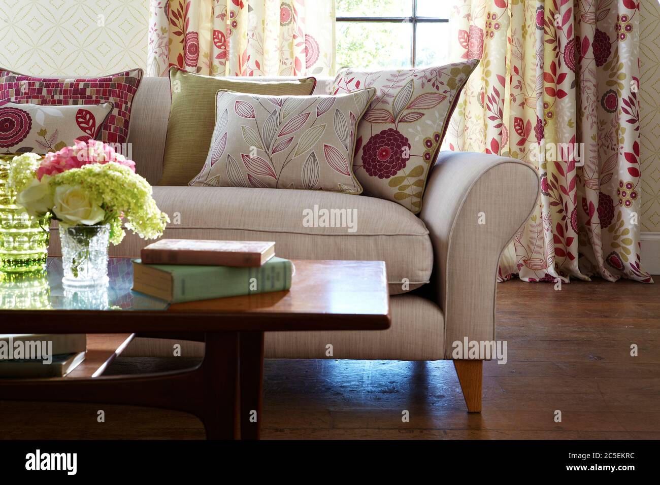Una foto di cuscini multicolore sul divano nel moderno soggiorno Foto Stock