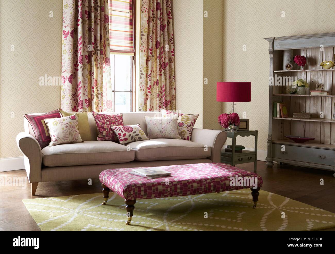 Una foto di cuscini multicolore sul divano nel moderno soggiorno Foto Stock