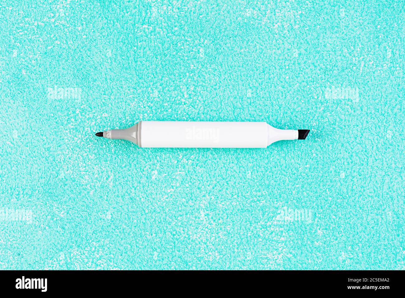 Concetto di ritorno a scuola. Materiali di consumo diversi per lo schizzo. Accessori scolastici. Foto Stock