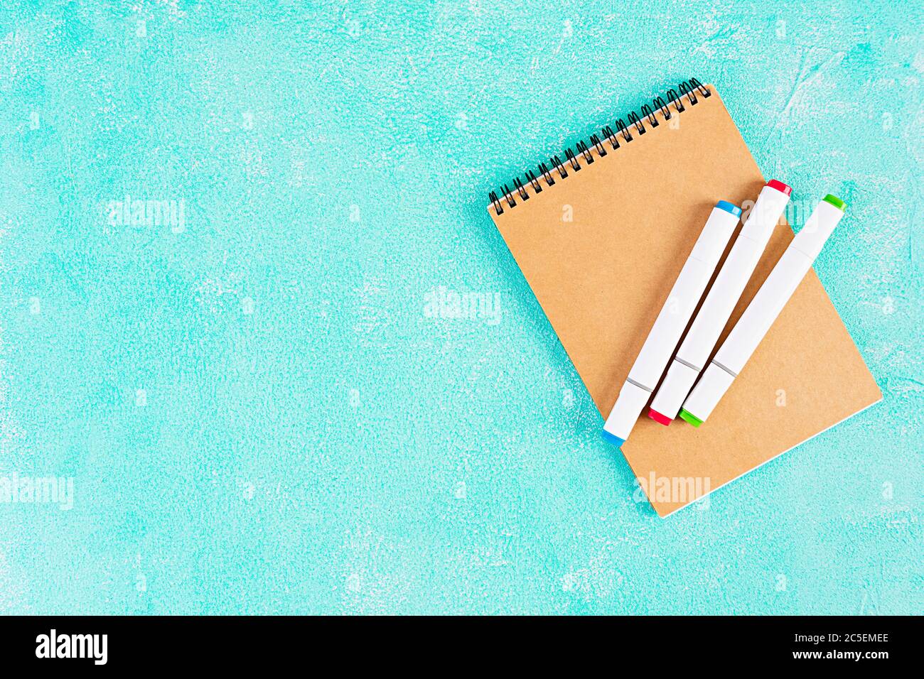 Concetto di ritorno a scuola. Materiali di consumo diversi per lo schizzo. Accessori scolastici. Foto Stock