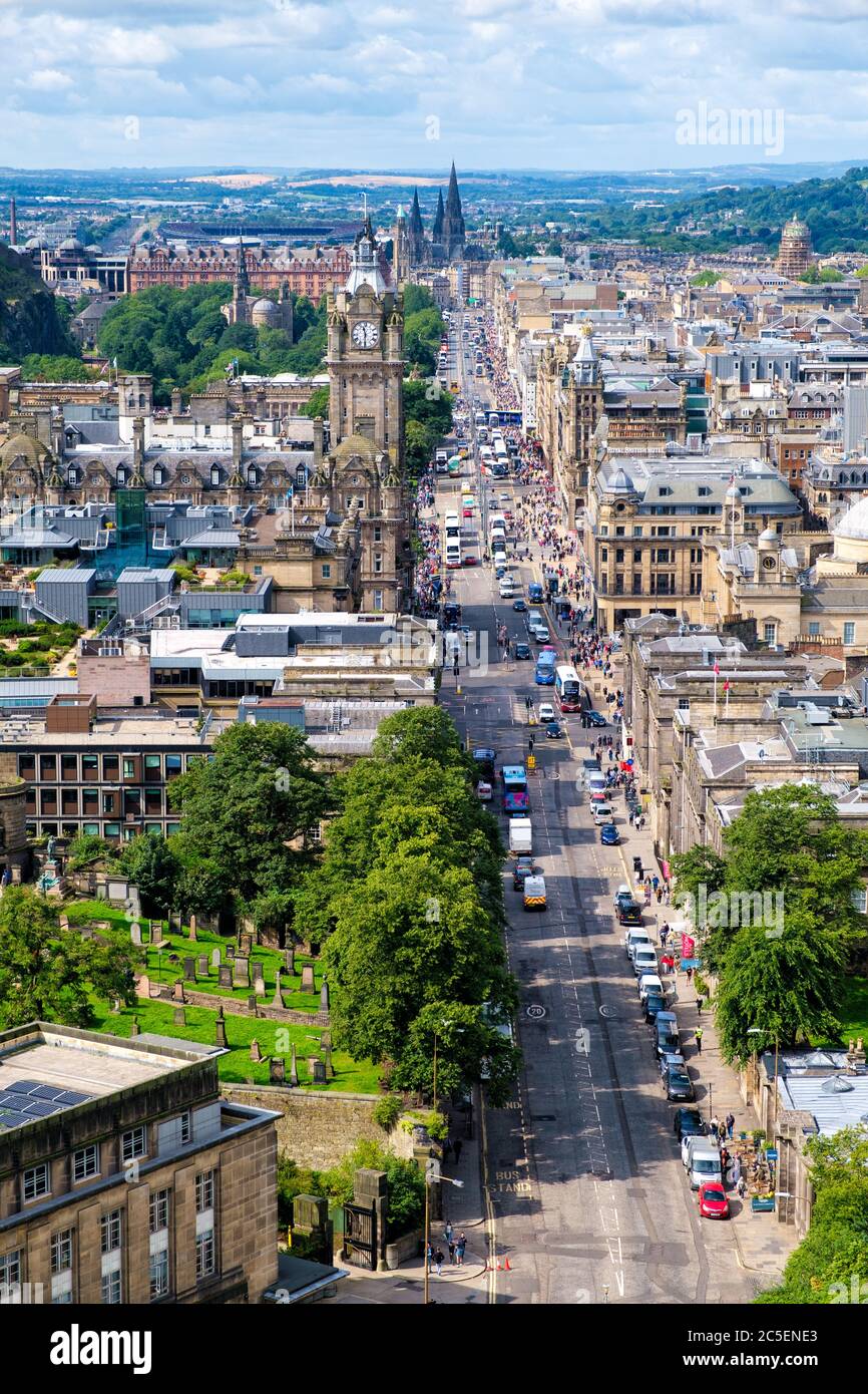 Vista aerea di Edimburgo, tra cui la famosa Princes Street e diversi punti di riferimento Foto Stock