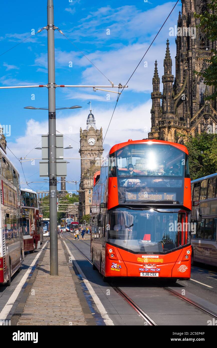 Autobus rosso a due piani a Princes Street a Edimburgo in una giornata estiva soleggiata Foto Stock