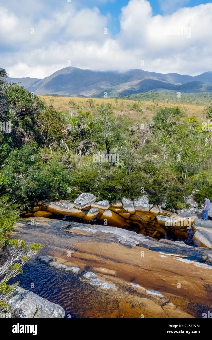 Cima della cascata di Cascatinha, con le sue acque color ruggine, sullo sfondo il parco statale di caraca, il santuario di Caraca, la città di Catas Altas, stato o Foto Stock