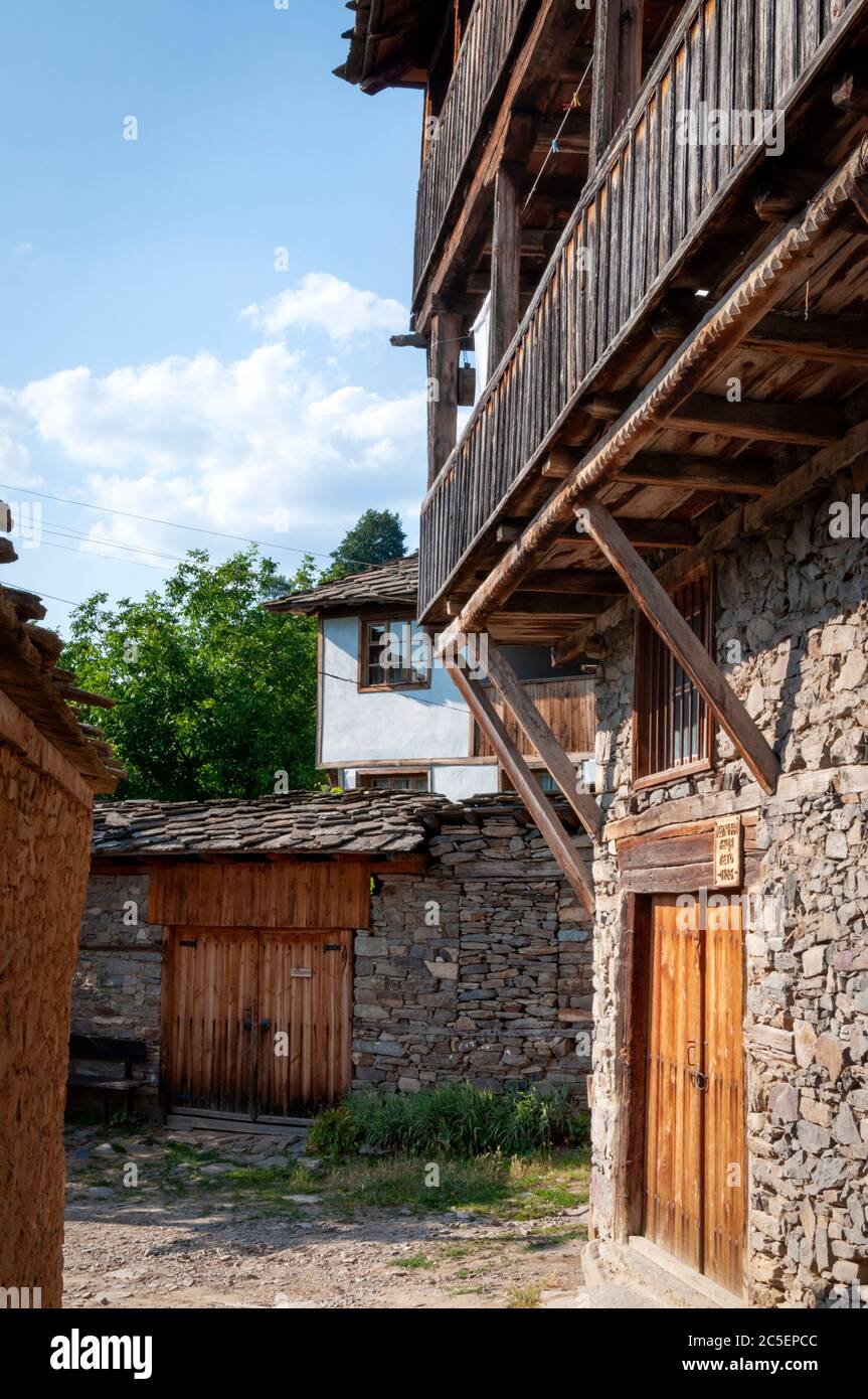 Autentica architettura bulgara di revival nazionale del XVIII secolo nel villaggio di Kovachevitsa Bulgaria come identità architettonica nella regione dei Balcani. Foto Stock