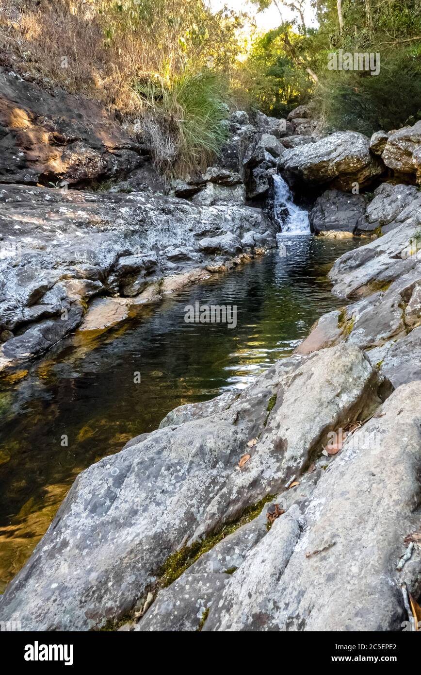 Cascata Belchior, che scorre tra le rocce, con la foresta accanto a essa, Caraca santuario, Catas Altas città, Minas Gerais stato, Brasile Foto Stock