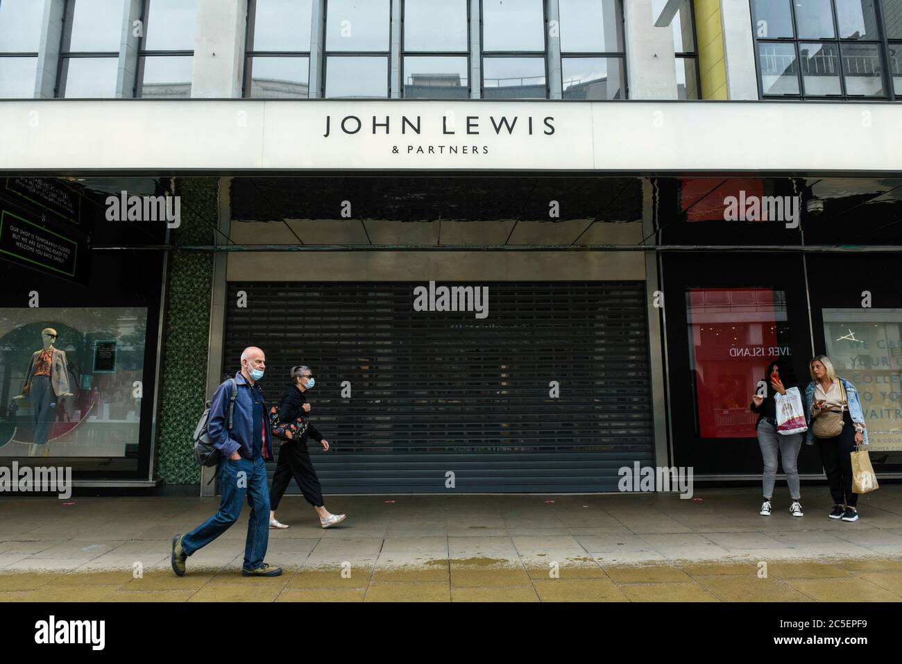 Londra, Regno Unito. 2 luglio 2020. Esterno del negozio di punta John Lewis & Partners su Oxford Street. Sharon White, il nuovo presidente di John Lewis, ha annunciato l'intenzione di riaprire alcuni negozi, tra cui l'ammiraglia di Oxford Street il 16 luglio, poiché le restrizioni di blocco pandemiche di coronavirus sono state allentate dal governo britannico, ma ha avvertito che parecchi depositi non possono riaprirsi affatto mentre i profitti sono diminuiti e il bonus dei soci annuali è stato ridotto. Credit: Stephen Chung / Alamy Live News Foto Stock