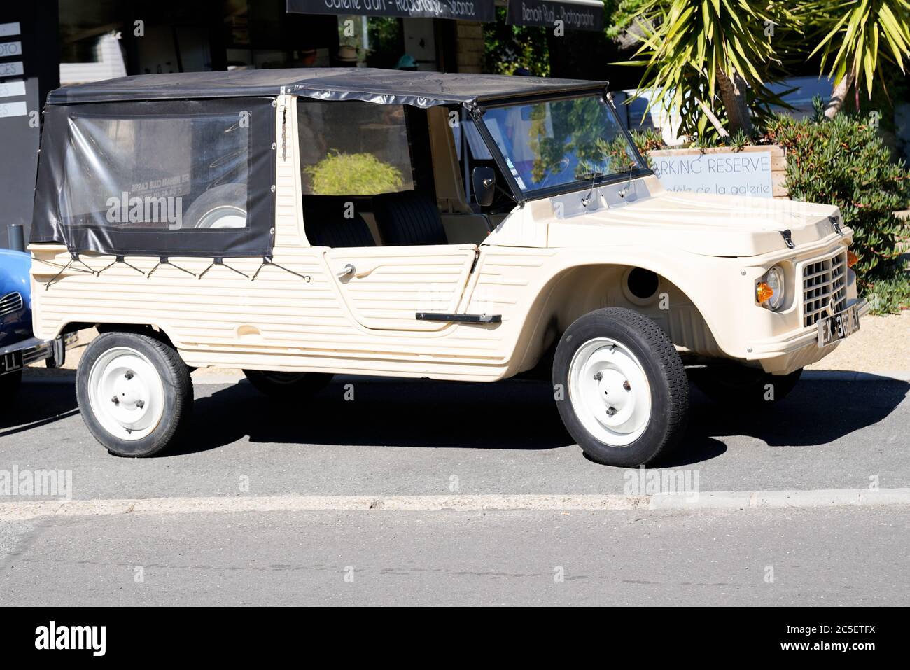 Bordeaux , Aquitaine / Francia - 06 14 2020 : Citroen Mehari auto beige vecchio vintage spiaggia veicolo convertibile Foto Stock