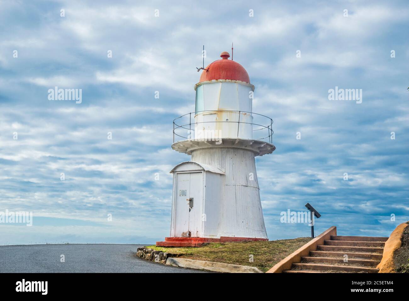 Grassy Hill Lighthouse at Cook's Lookout, Cooktown, affacciato sull'estuario del fiume Endeavour e sul Coral Sea, Cape York Penunsula, far North Queenslan Foto Stock