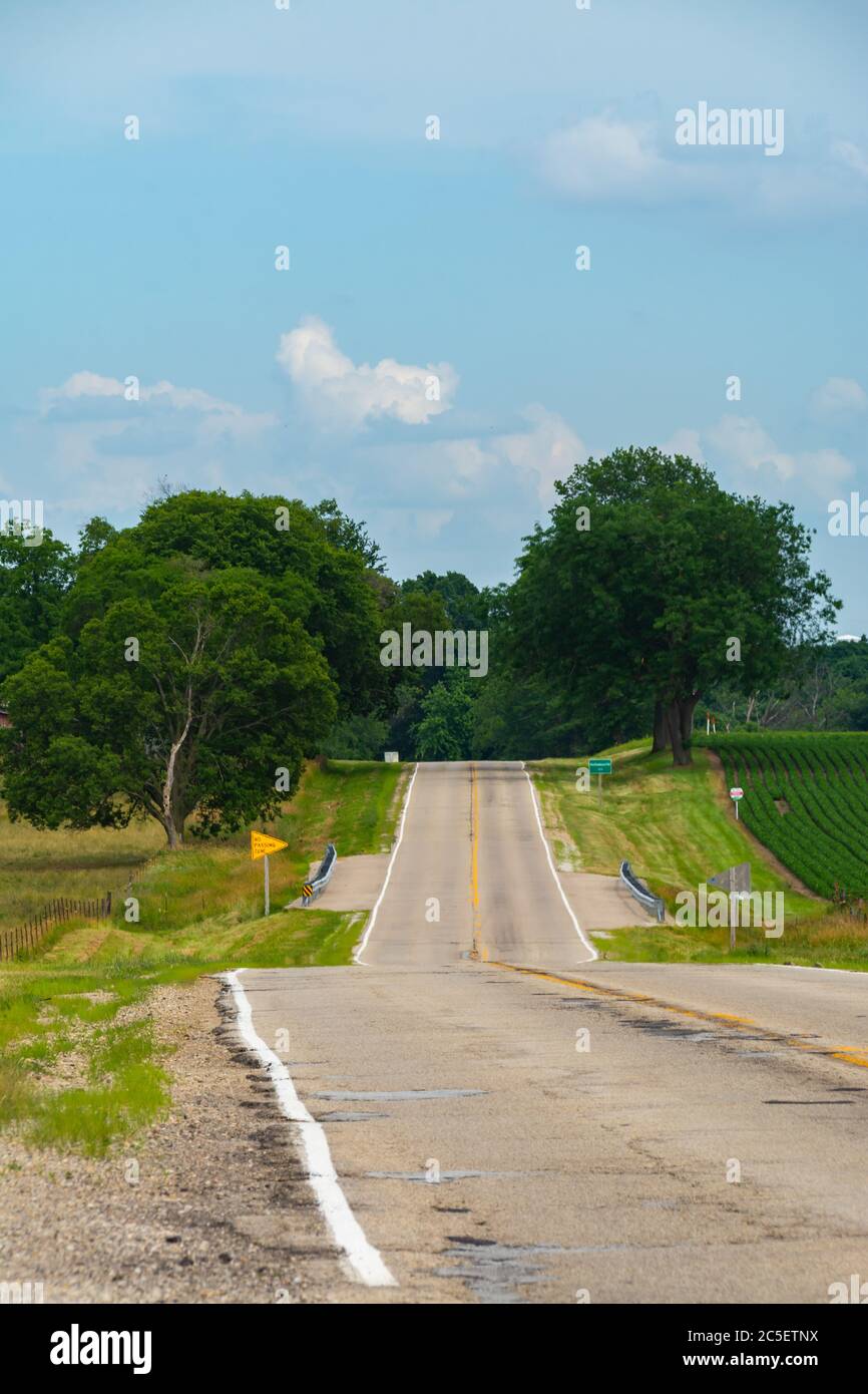 Strada di campagna aperta nella campagna Illinois in un pomeriggio estivo. Foto Stock