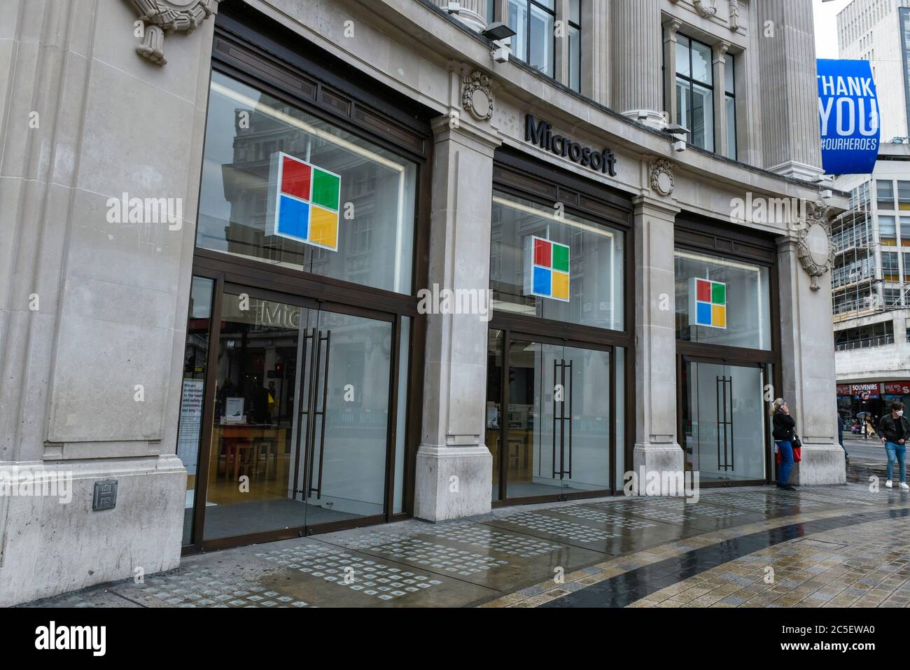Londra, Regno Unito. 2 luglio 2020. Esterno del negozio Microsoft di Oxford Circus. Microsoft ha annunciato che tutte le sedi fisiche dei negozi negli Stati Uniti saranno chiuse, mentre i membri del personale del settore retail si sposteranno per servire i clienti dagli uffici aziendali al costo di 450 milioni di dollari. I negozi in località internazionali come Londra saranno "reimmaginati" come luoghi per i clienti. Credit: Stephen Chung / Alamy Live News Foto Stock
