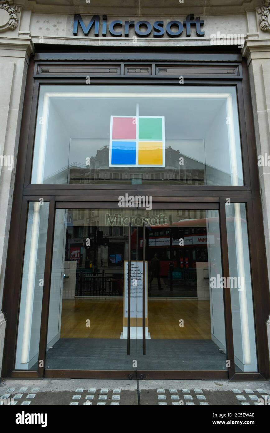 Londra, Regno Unito. 2 luglio 2020. Esterno del negozio Microsoft di Oxford Circus. Microsoft ha annunciato che tutte le sedi fisiche dei negozi negli Stati Uniti saranno chiuse, mentre i membri del personale del settore retail si sposteranno per servire i clienti dagli uffici aziendali al costo di 450 milioni di dollari. I negozi in località internazionali come Londra saranno "reimmaginati" come luoghi per i clienti. Credit: Stephen Chung / Alamy Live News Foto Stock