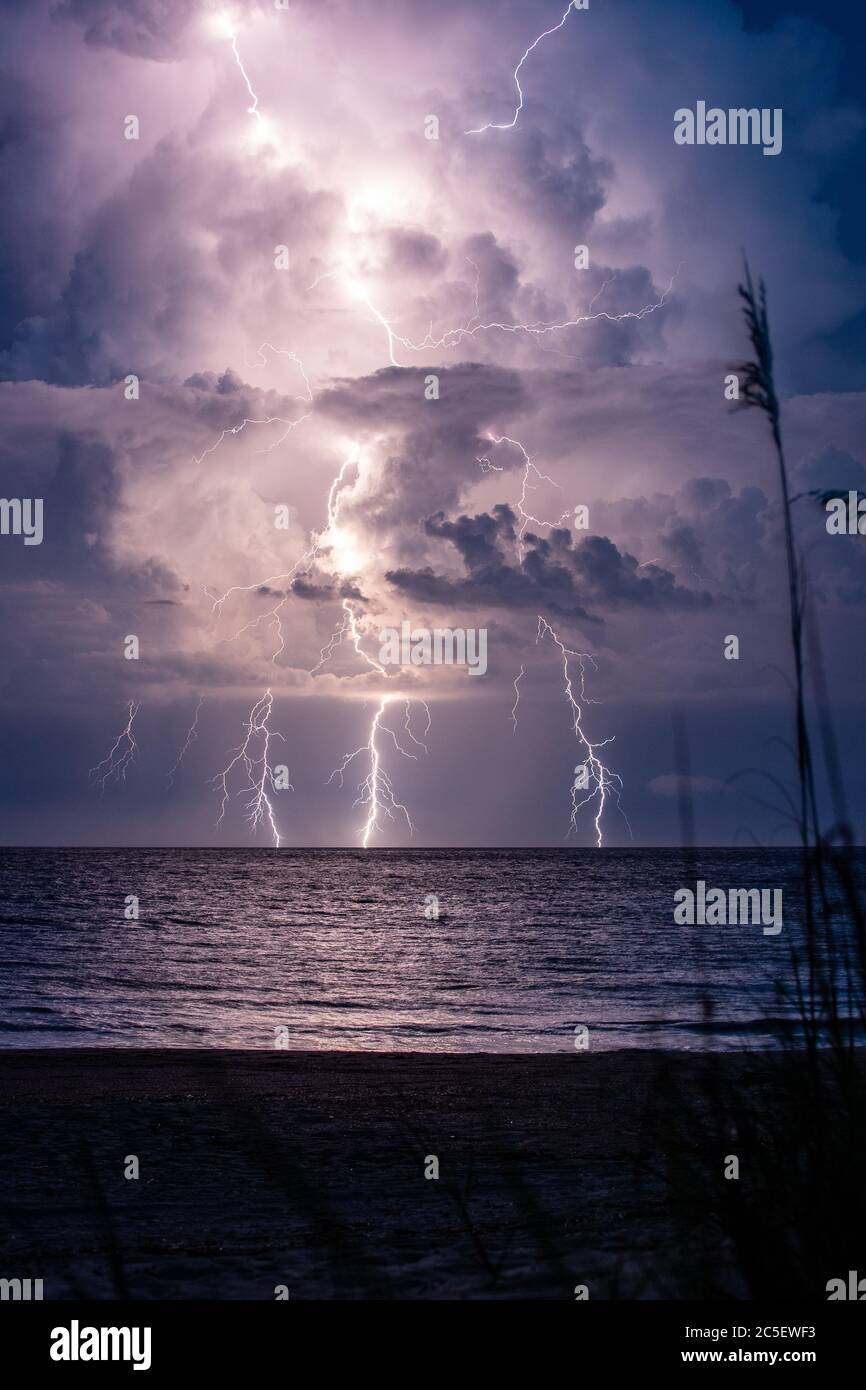 Fulmini sull'Oceano Atlantico a Edisto Beach, SC Foto Stock