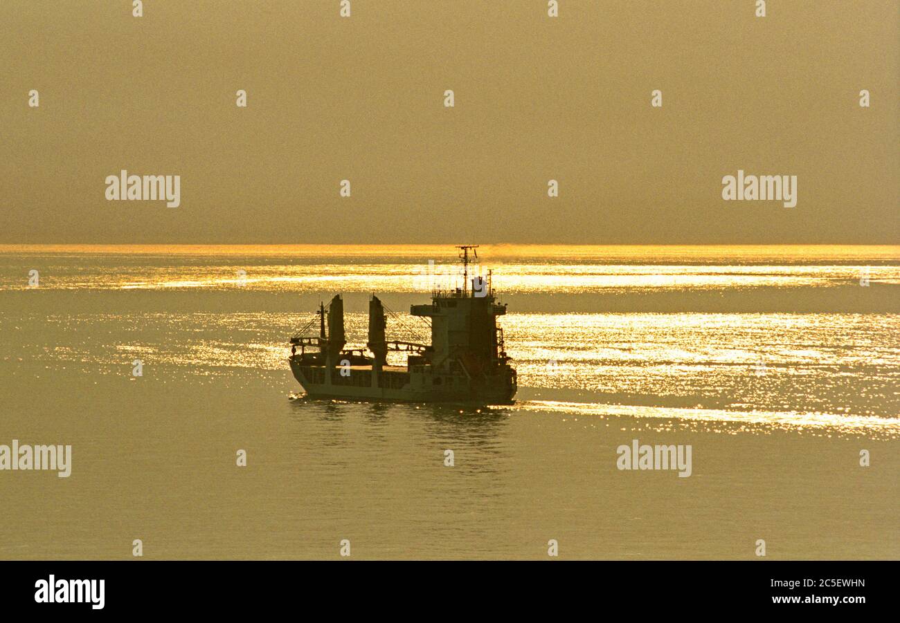 mare del nord, paesi bassi - 29 luglio 2004: una nave da carico in partenza da anversa che scende lungo l'estuario del fiume wertern scheldt verso il mare del nord a du Foto Stock