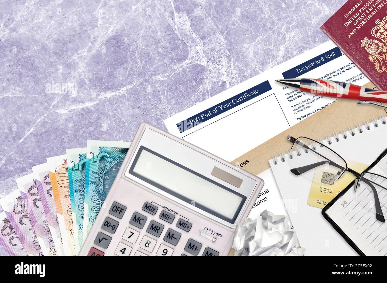 Inglese modulo fiscale P60 certificato di fine anno da HM entrate e dogane si trova sul tavolo con gli articoli per ufficio. Documentazione HMRC e procedura di pagamento delle tasse in Unite Foto Stock
