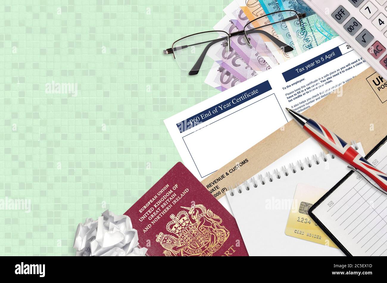 Inglese modulo fiscale P60 certificato di fine anno da HM entrate e dogane si trova sul tavolo con gli articoli per ufficio. Documentazione HMRC e procedura di pagamento delle tasse in Unite Foto Stock