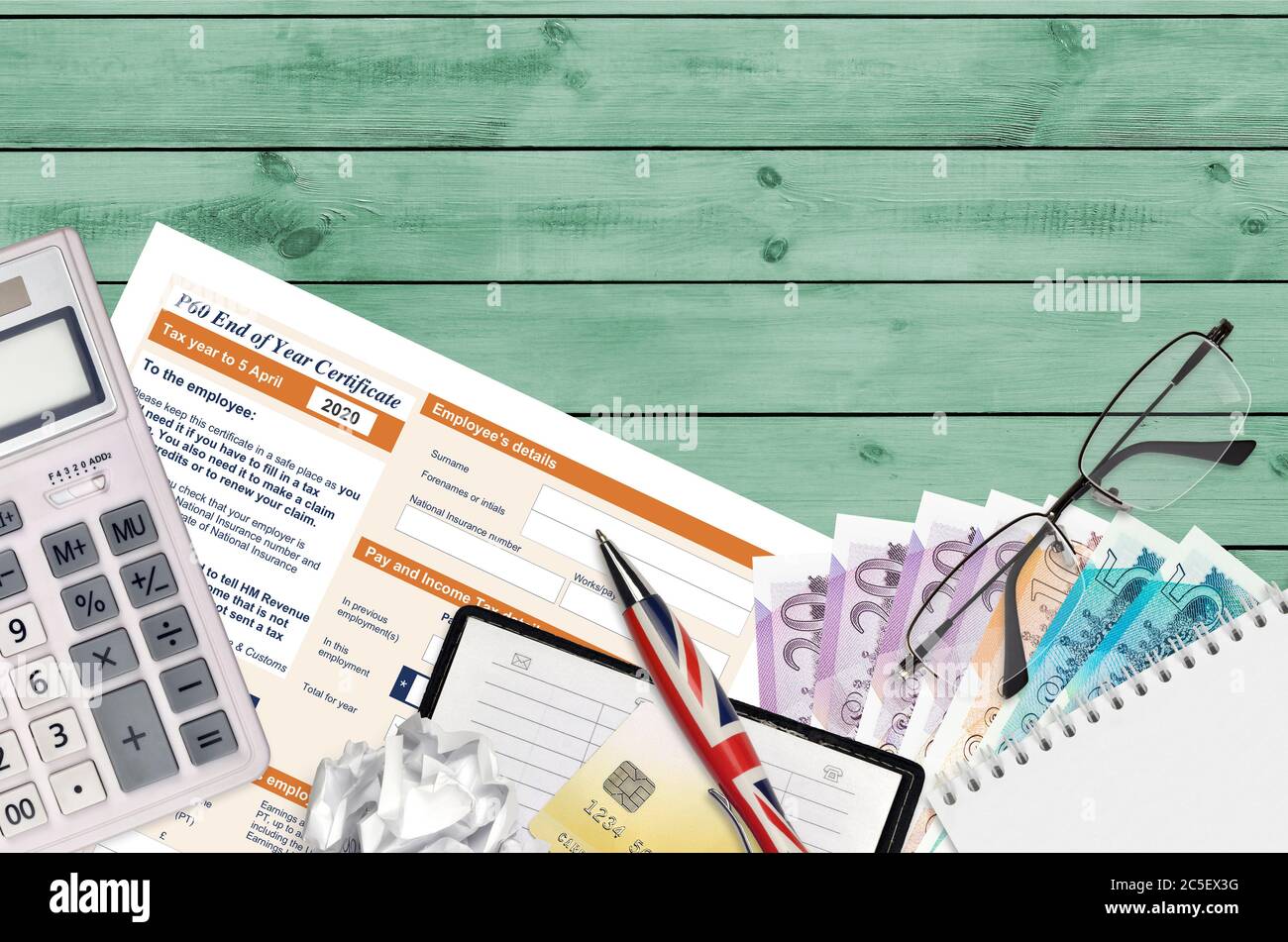 Inglese modulo fiscale P60 certificato di fine anno da HM entrate e dogane si trova sul tavolo con gli articoli per ufficio. Documentazione HMRC e procedura di pagamento delle tasse in Unite Foto Stock