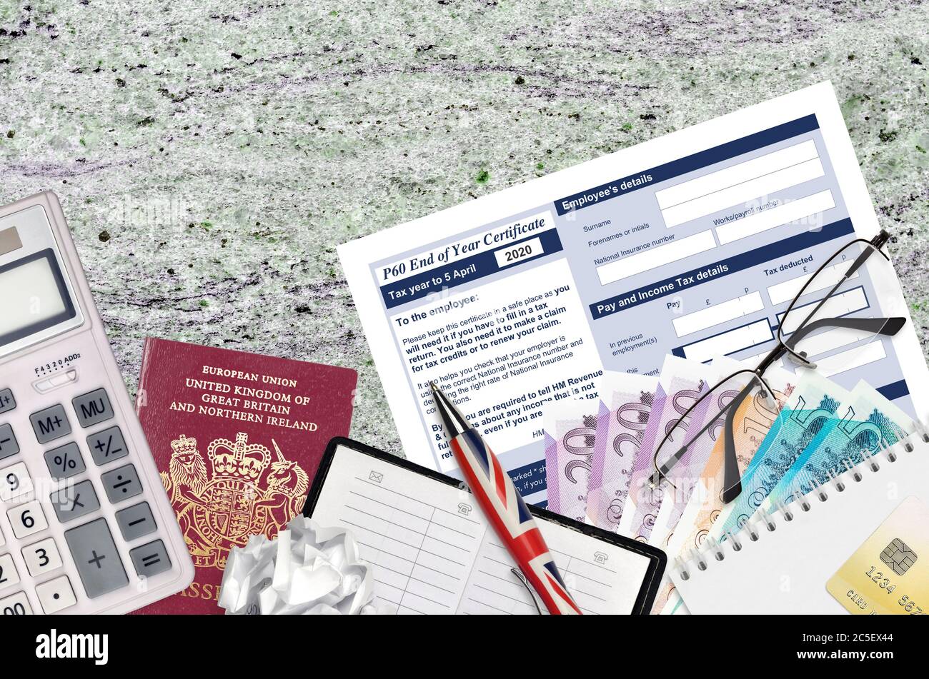 Inglese modulo fiscale P60 certificato di fine anno da HM entrate e dogane si trova sul tavolo con gli articoli per ufficio. Documentazione HMRC e procedura di pagamento delle tasse in Unite Foto Stock