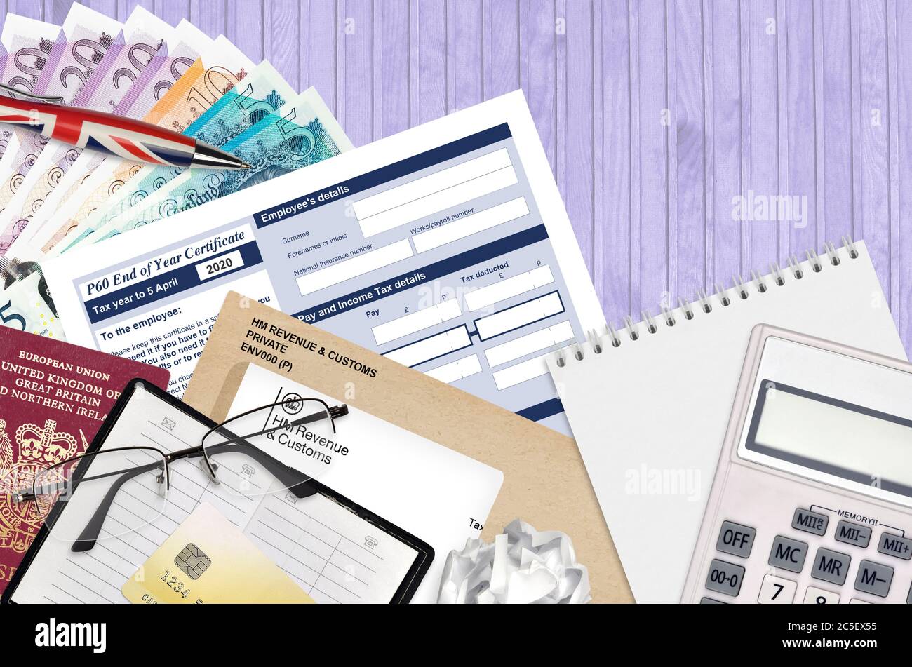 Inglese modulo fiscale P60 certificato di fine anno da HM entrate e dogane si trova sul tavolo con gli articoli per ufficio. Documentazione HMRC e procedura di pagamento delle tasse in Unite Foto Stock