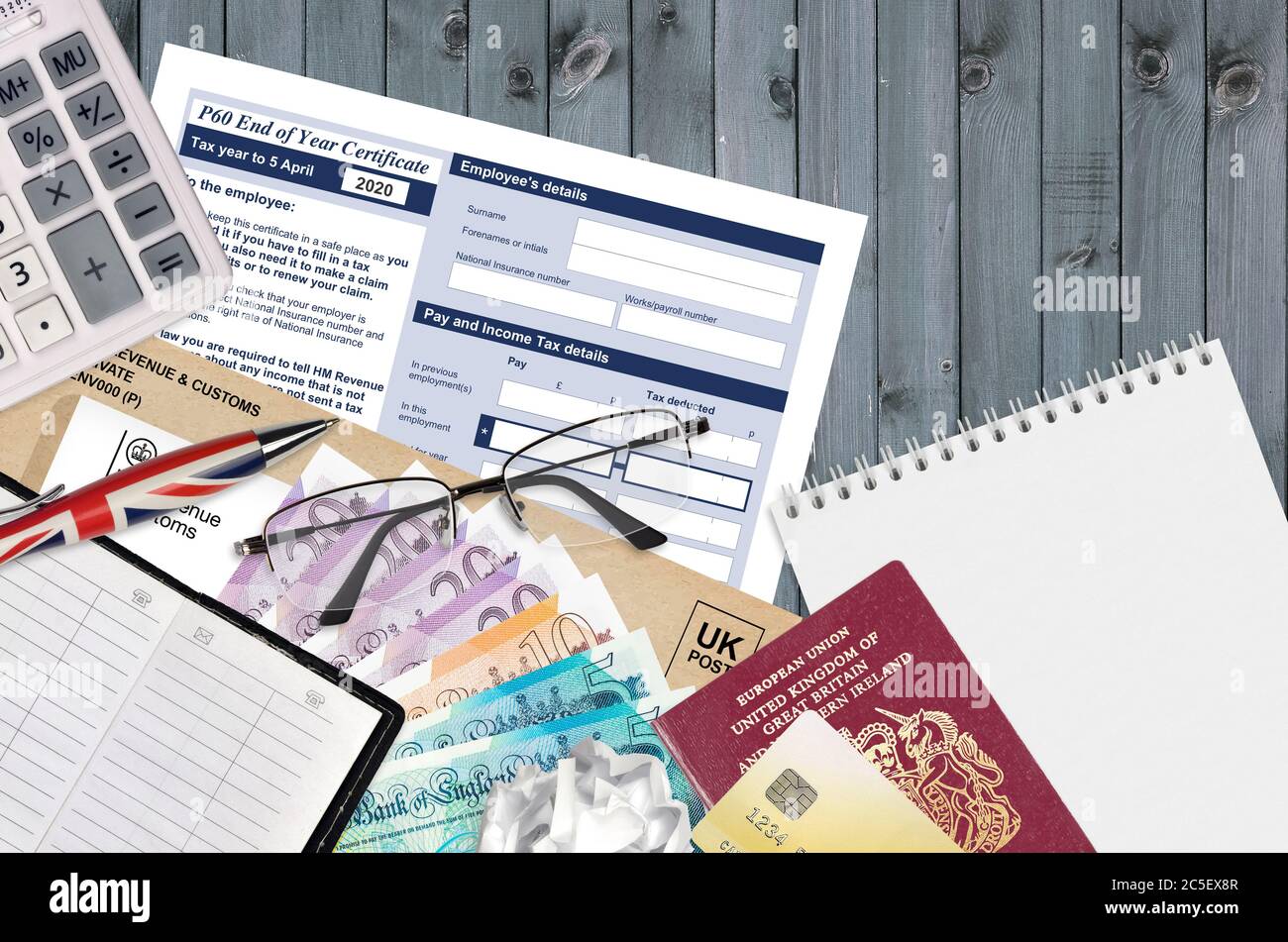 Inglese modulo fiscale P60 certificato di fine anno da HM entrate e dogane si trova sul tavolo con gli articoli per ufficio. Documentazione HMRC e procedura di pagamento delle tasse in Unite Foto Stock