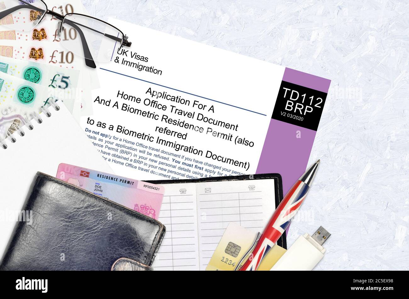 Modulo in inglese TD112 domanda di un documento di viaggio per l'ufficio di casa e di un permesso di soggiorno biometrico o di un documento biometrico di immigrazione da visti del Regno Unito e. Foto Stock