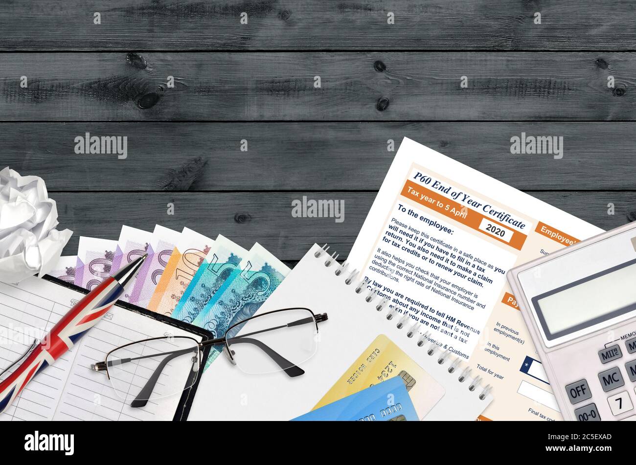 Inglese modulo fiscale P60 certificato di fine anno da HM entrate e dogane si trova sul tavolo con gli articoli per ufficio. Documentazione HMRC e procedura di pagamento delle tasse in Unite Foto Stock