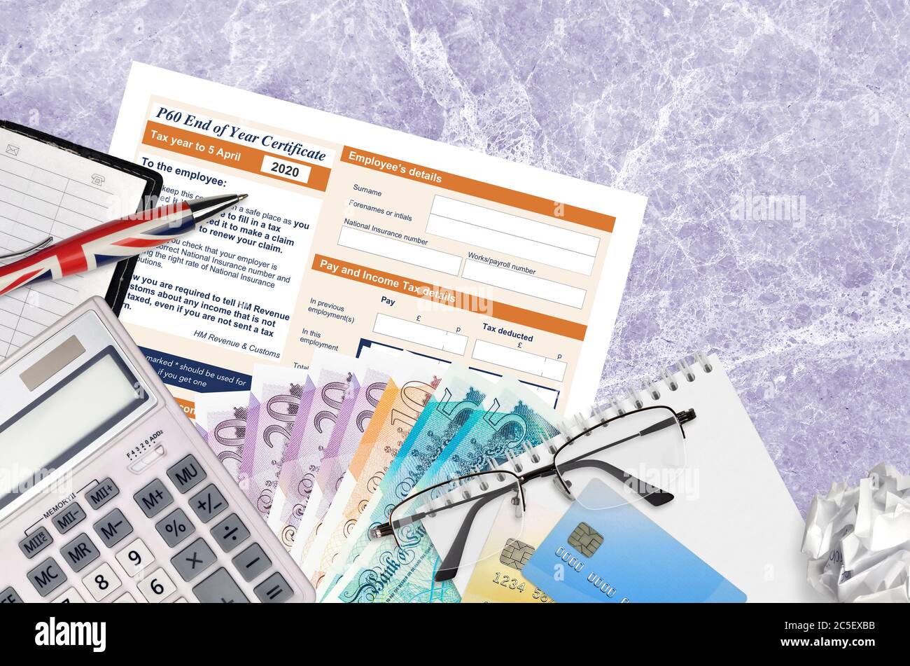 Inglese modulo fiscale P60 certificato di fine anno da HM entrate e dogane si trova sul tavolo con gli articoli per ufficio. Documentazione HMRC e procedura di pagamento delle tasse in Unite Foto Stock