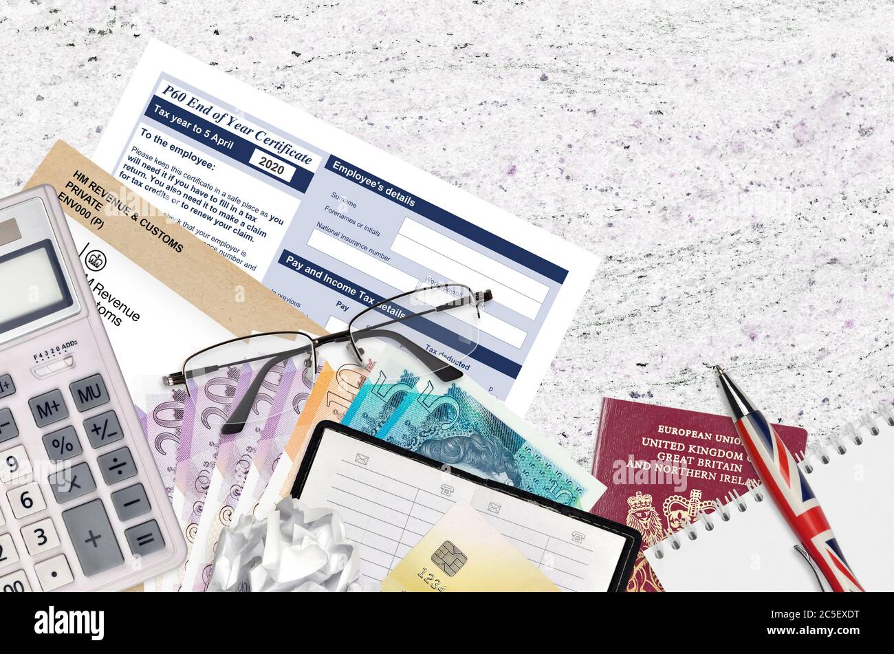 Inglese modulo fiscale P60 certificato di fine anno da HM entrate e dogane si trova sul tavolo con gli articoli per ufficio. Documentazione HMRC e procedura di pagamento delle tasse in Unite Foto Stock