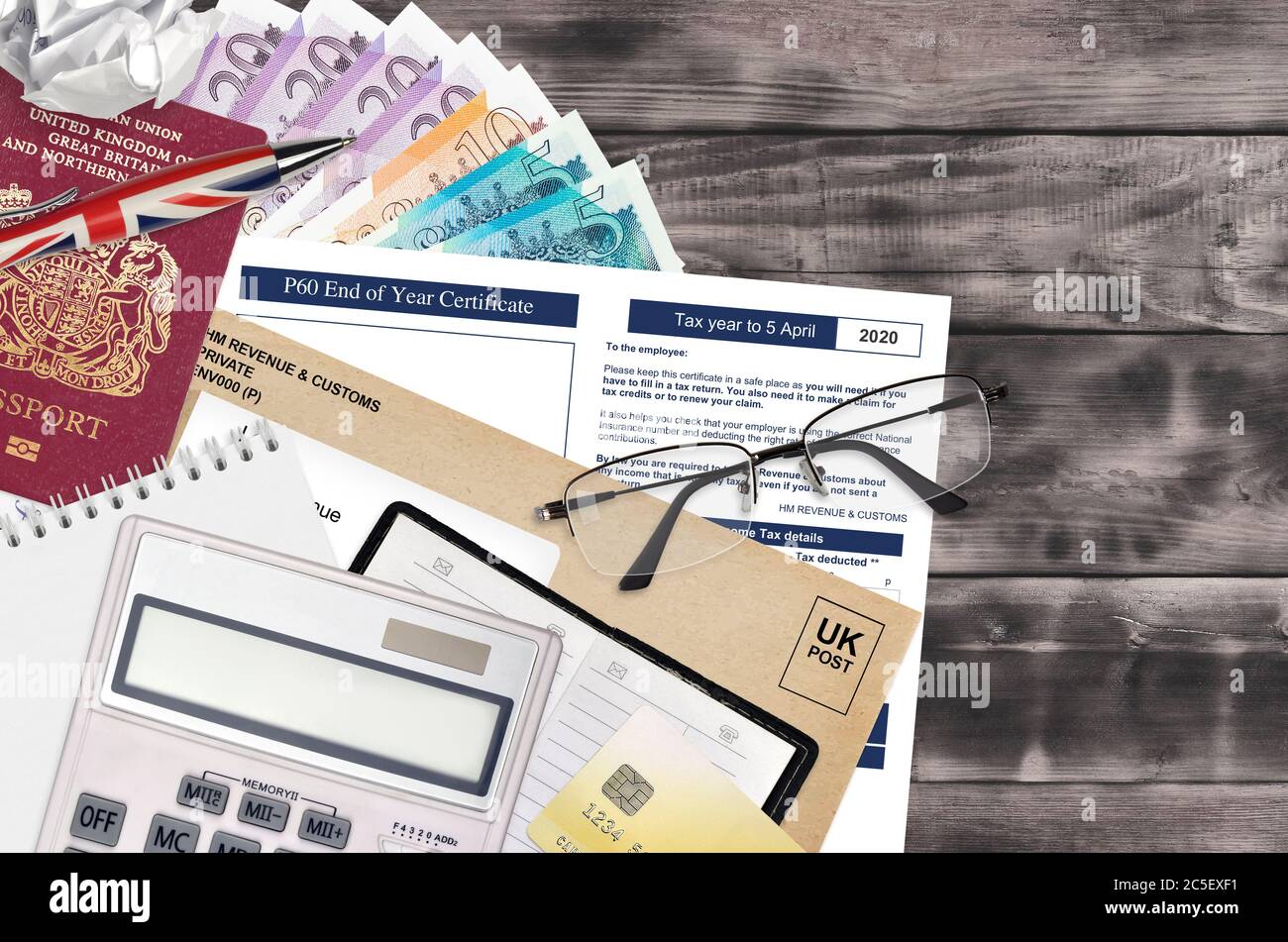 Inglese modulo fiscale P60 certificato di fine anno da HM entrate e dogane si trova sul tavolo con gli articoli per ufficio. Documentazione HMRC e procedura di pagamento delle tasse in Unite Foto Stock