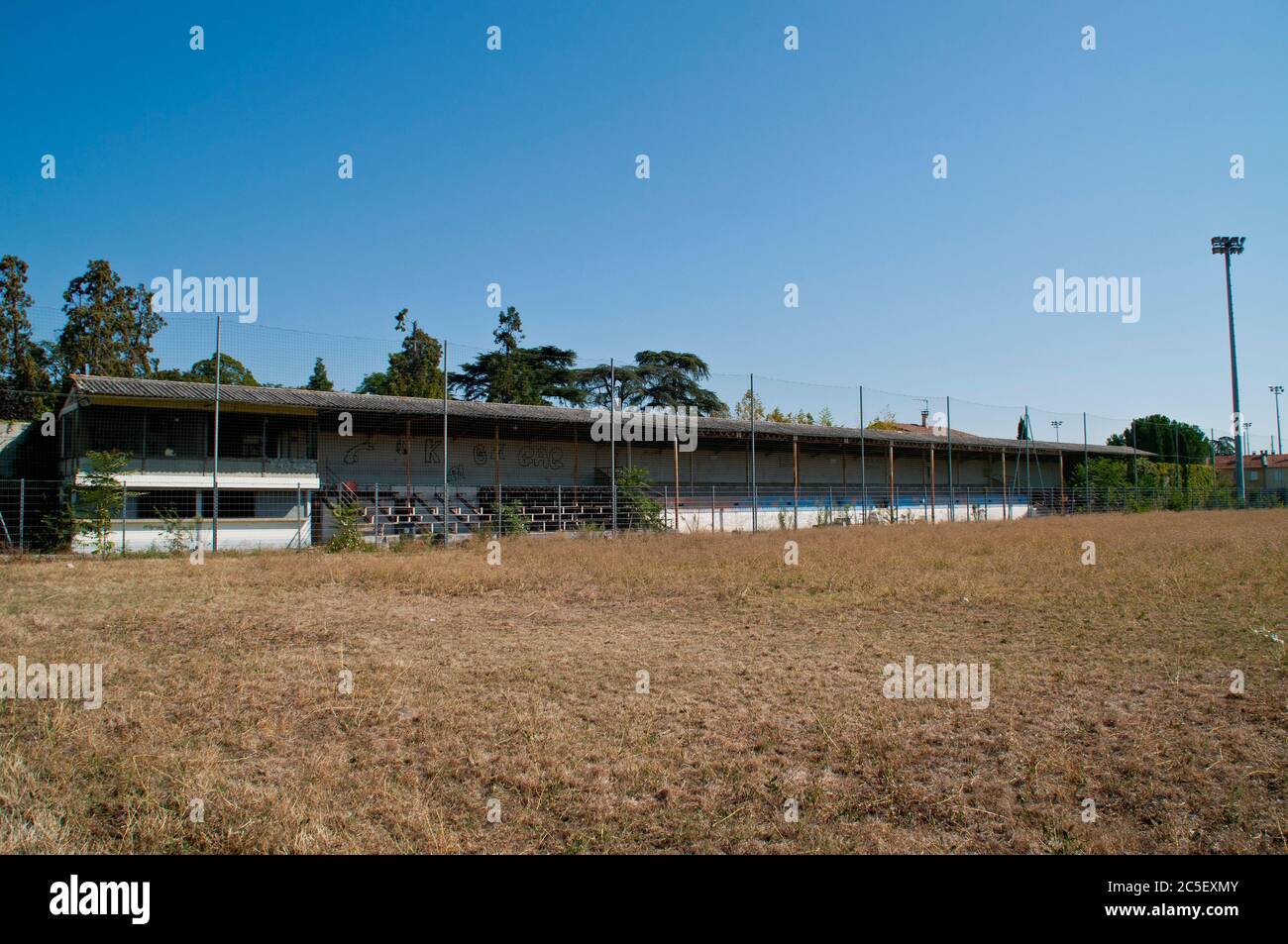 Stand principale dello stadio di calcio Stade de la palla demolito a Valence, Francia. Foto Stock