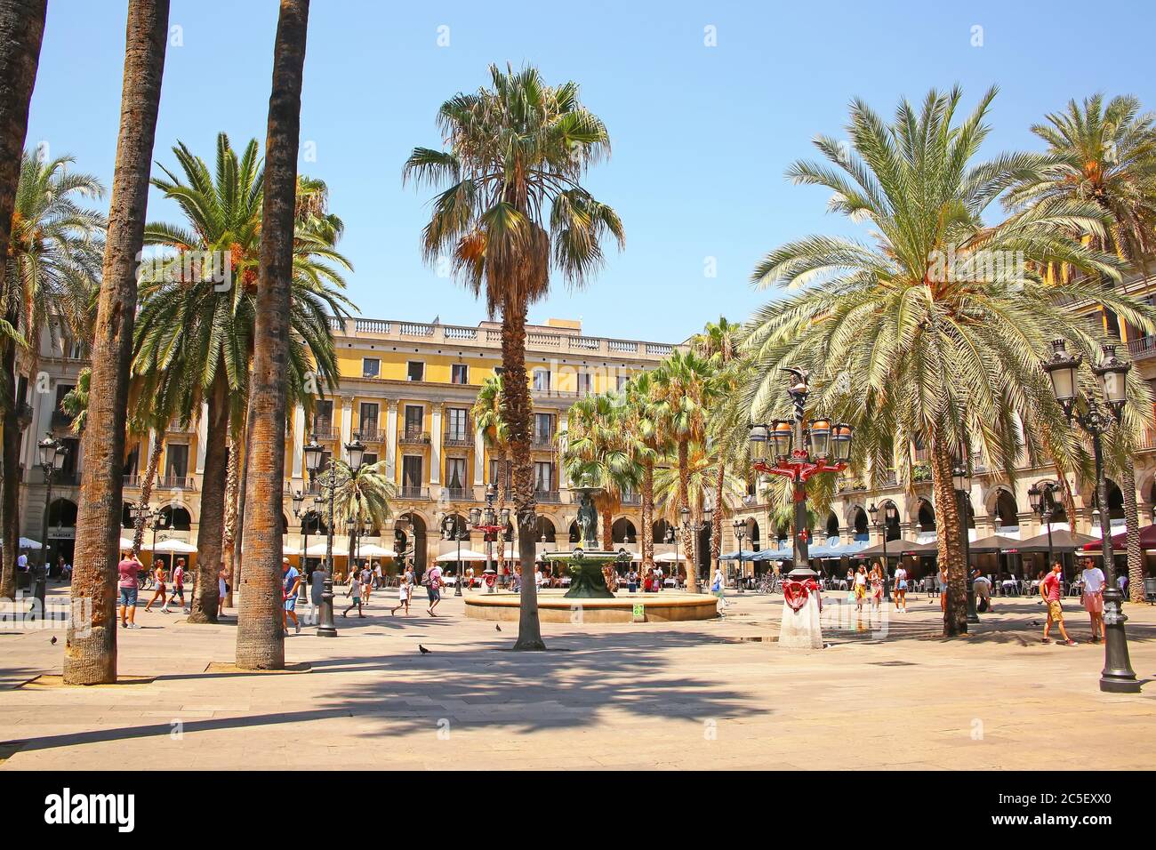 Vista di Plaça Reial, che è una piazza nel Barri Gòtic di Barcellona, Catalogna, Spagna. E' vicino alla Rambla ed è una popolare attrazione turistica Foto Stock