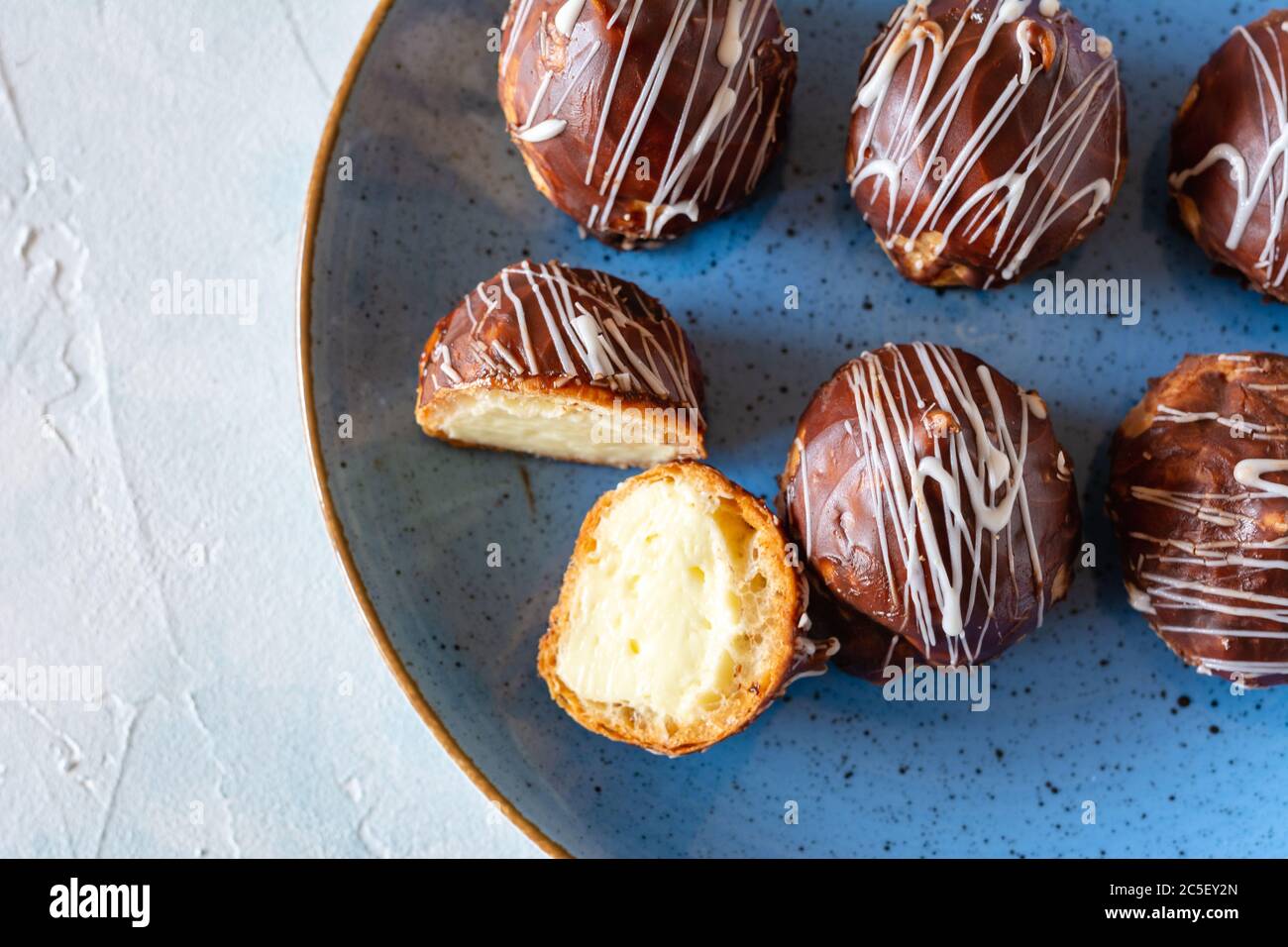 Mini torte di puff con budino alla vaniglia e cioccolato Foto Stock
