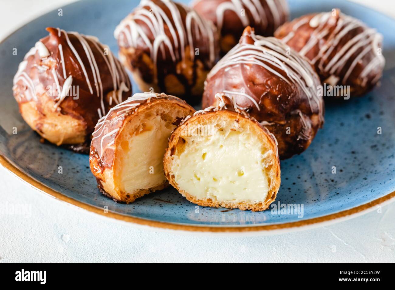Mini torte di puff con budino alla vaniglia e cioccolato Foto Stock