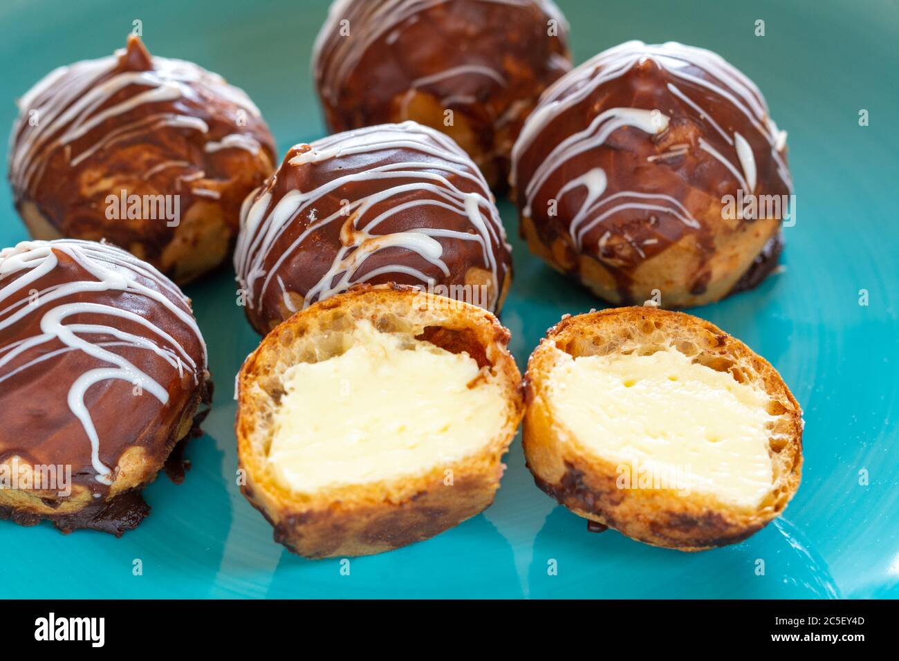 Mini torte di puff con budino alla vaniglia e cioccolato Foto Stock