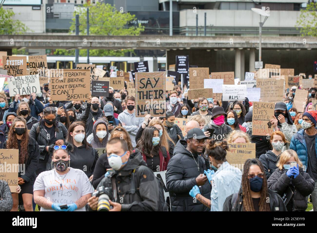 Black Lives Matter (BLM) protesta a Manchester UK.15,000 sintonizzati nel centro della città Piccadilly Gardens per mostrare solidarietà per l'anti razzismo. Foto Stock