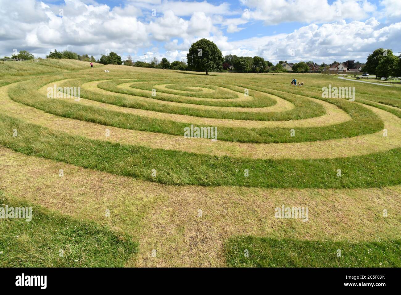 Un percorso a spirale tagliato nell'erba sul vecchio campo di esposizione in Frome Somerset. Foto Stock