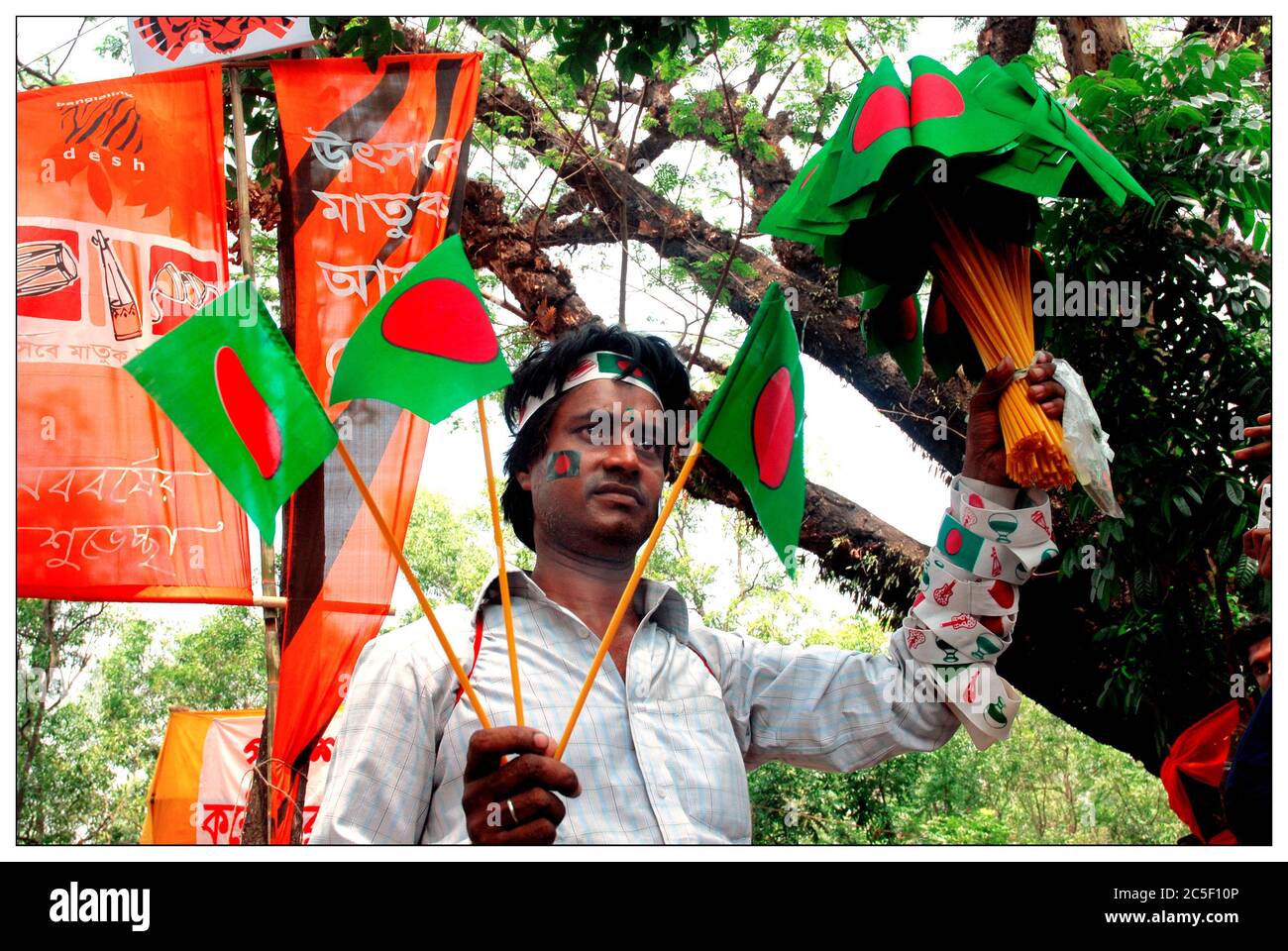 Un venditore di strada che vende bandiere giocattolo a DC Hill, Chittagong sul festival Pahela Bishakh. Bangladesh. 13 aprile 2007. Foto Stock