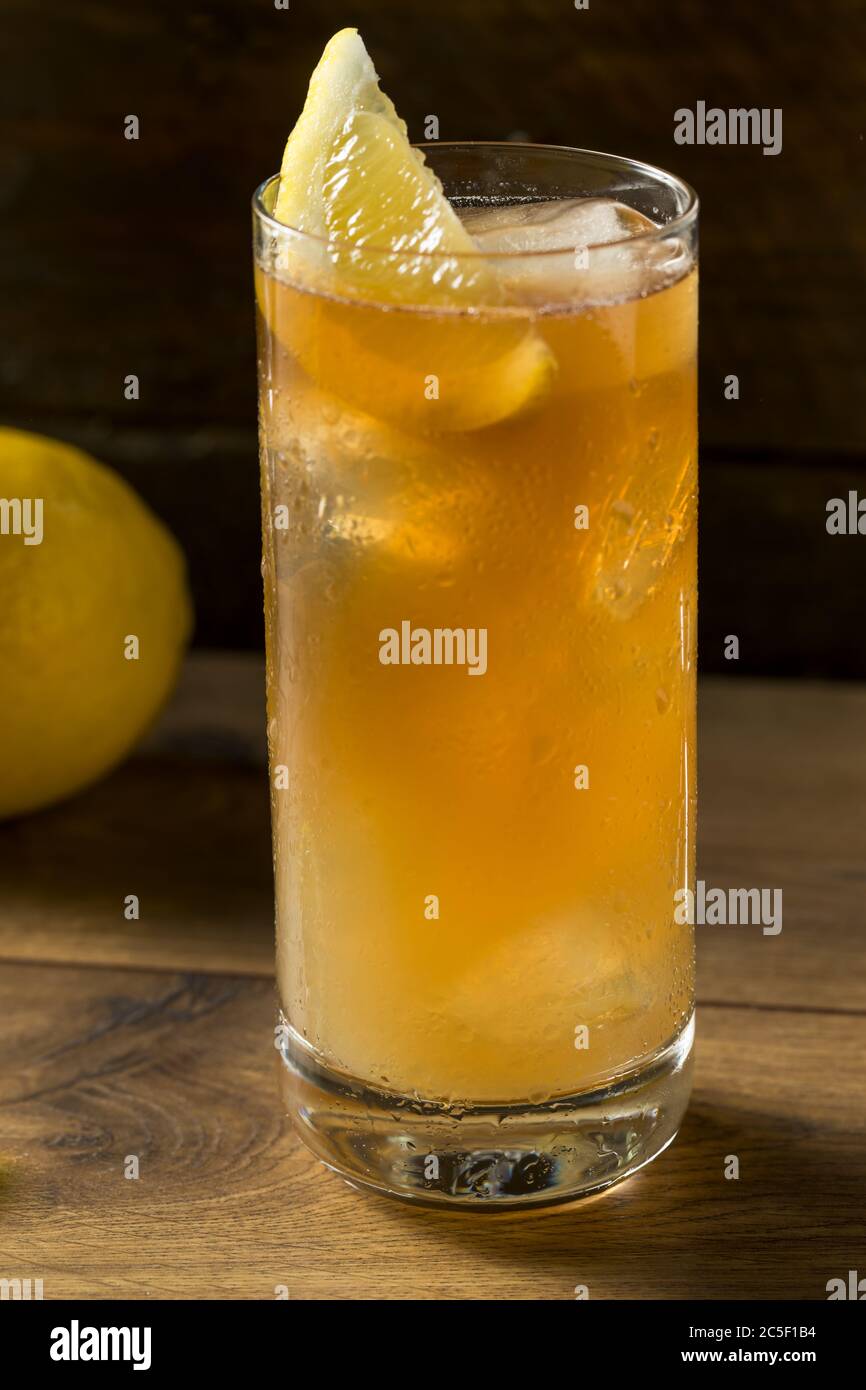 Cocktail Boozy Long Island con tè freddo e limone Foto Stock
