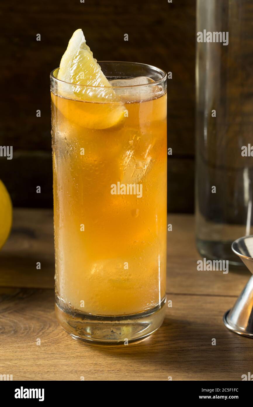 Cocktail Boozy Long Island con tè freddo e limone Foto Stock