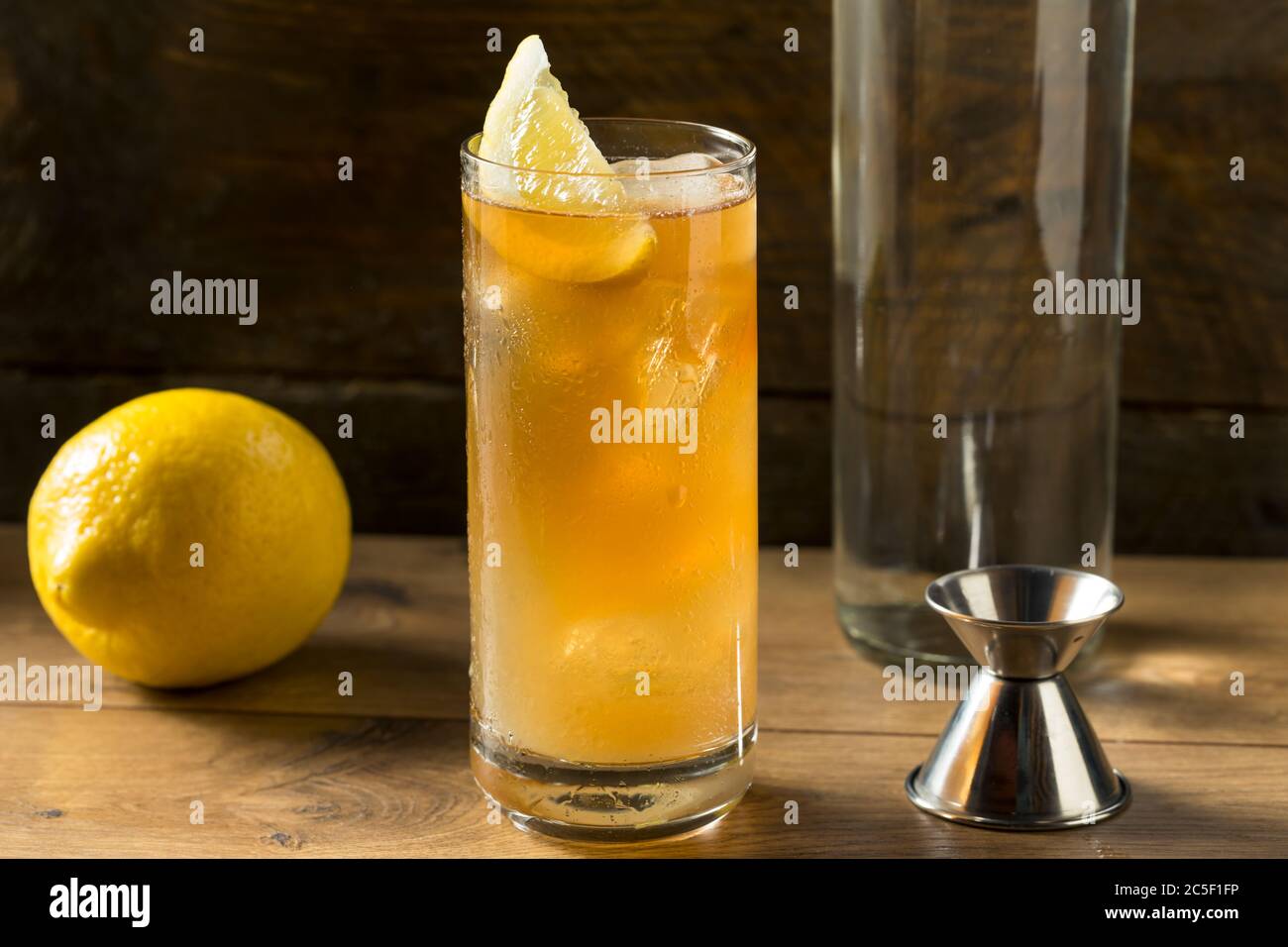 Cocktail Boozy Long Island con tè freddo e limone Foto Stock