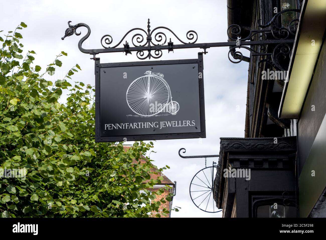 EAST GRINSTEAD, WEST SUSSEX/UK - 1 LUGLIO : segnale di Hanging per i gioiellieri di Penny Farthing a East Grinstead West Sussex il 1 luglio 2020 Foto Stock