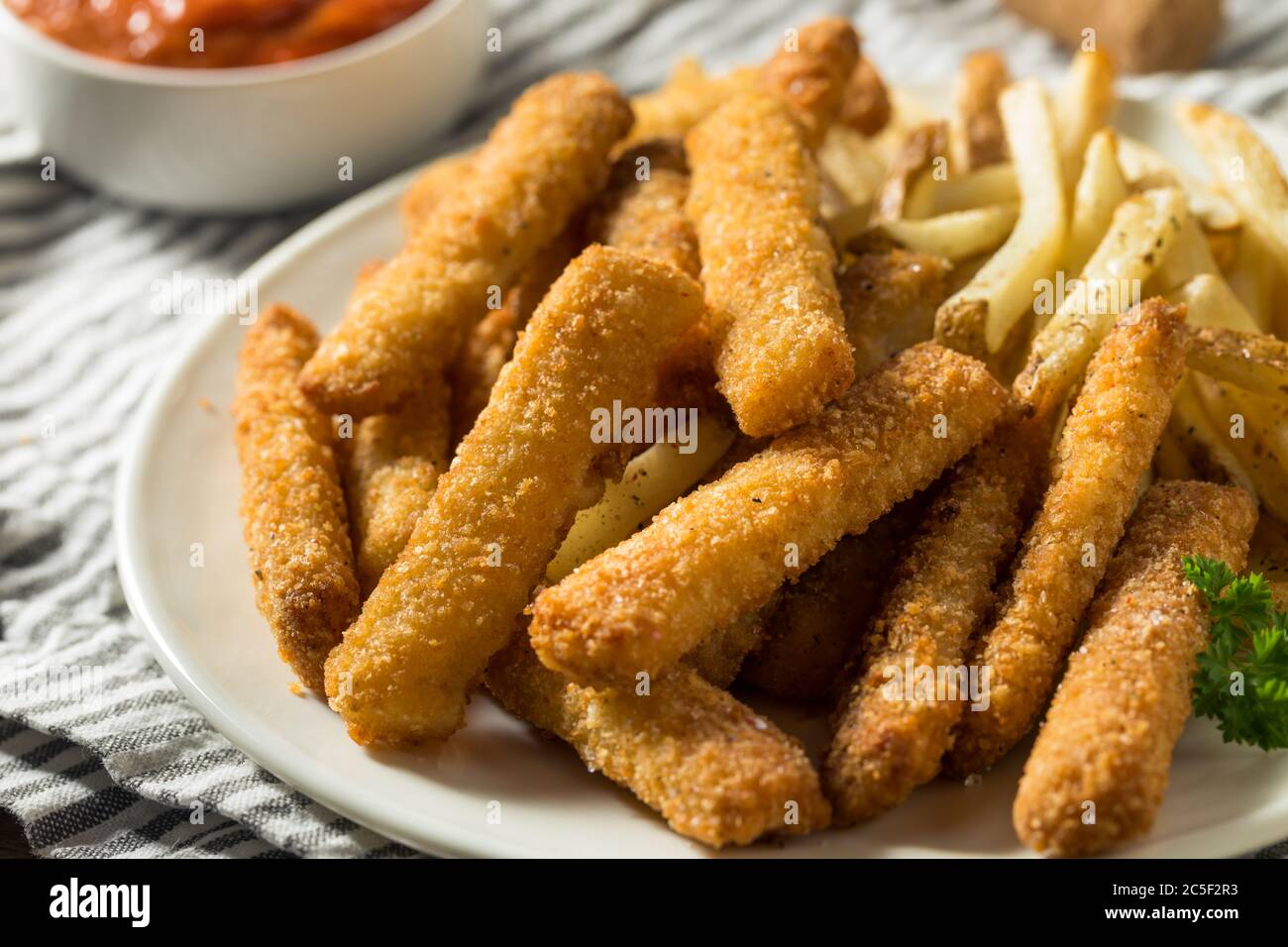 Bastoncini e patatine fritte fatte in casa con salsa Foto Stock