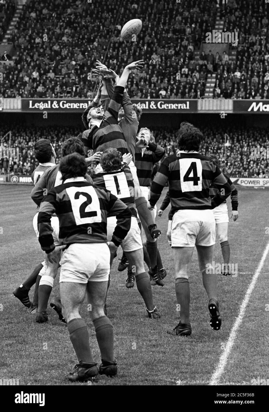 Derek Quinnell e Allan Martin si contendono la palla in una partita durante la finale della Coppa WRU tra Aberavon e Llanelli, lo Stadio Nazionale di Cardiff, il 27 aprile 1974. Foto Stock