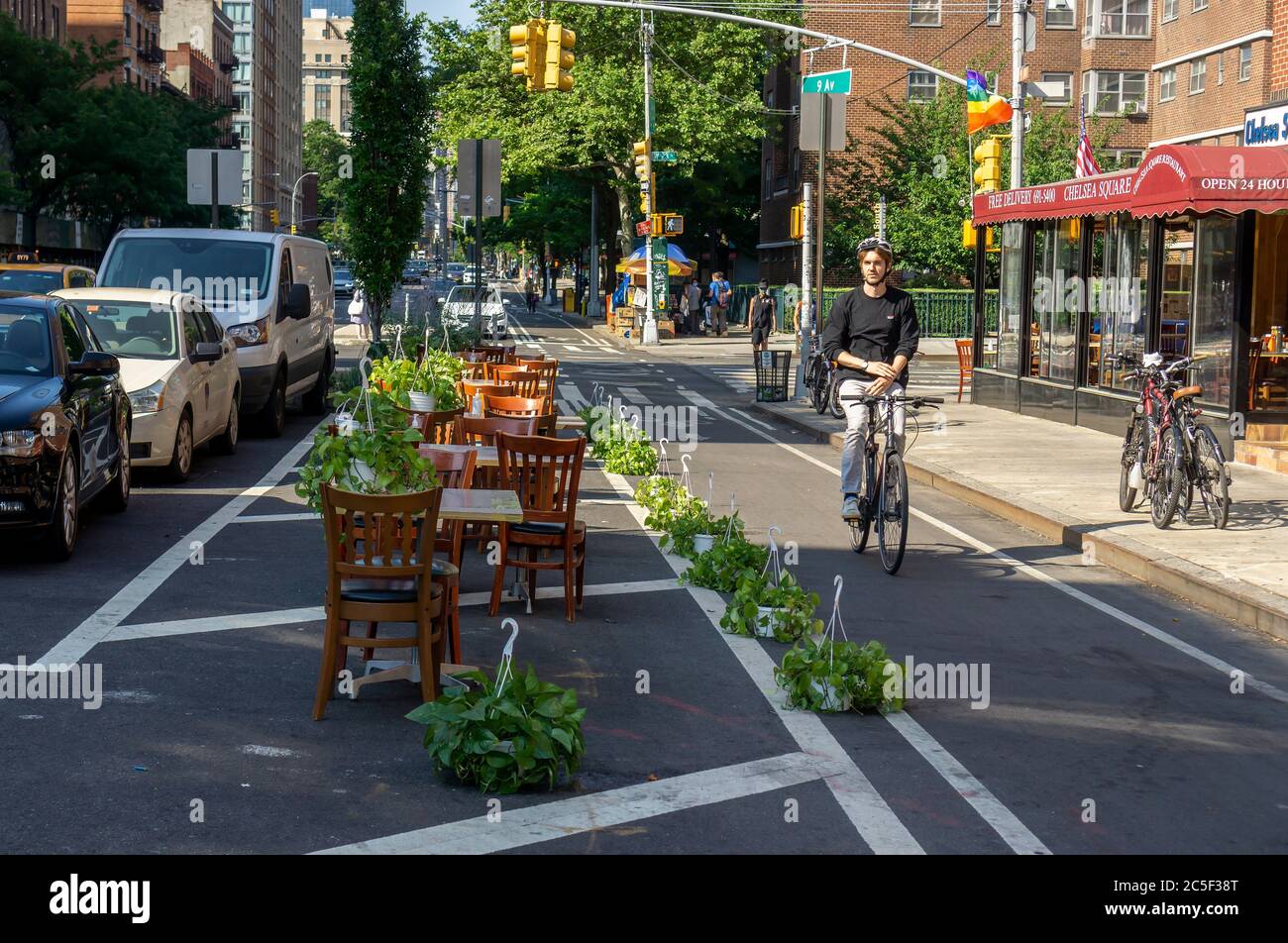 Il Chelsea Square Restaurant a Chelsea a New York inizia la cena all'aperto martedì 23 giugno 2020, quando entra in vigore la seconda fase del piano di riapertura della città. È ora consentito cenare all'aperto con limitazioni e fare shopping nei negozi. (© Richard B. Levine) Foto Stock