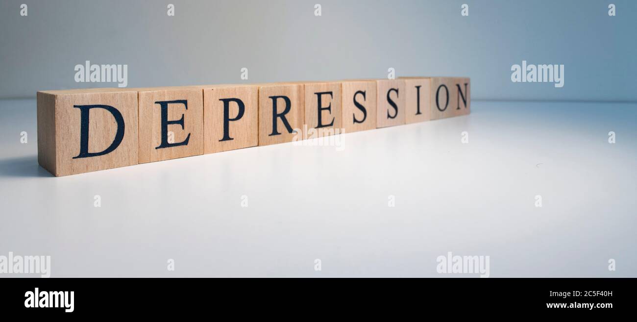 Parola di depressione scritta su blocco di legno. Testo depressione sulla tabella. Foto Stock