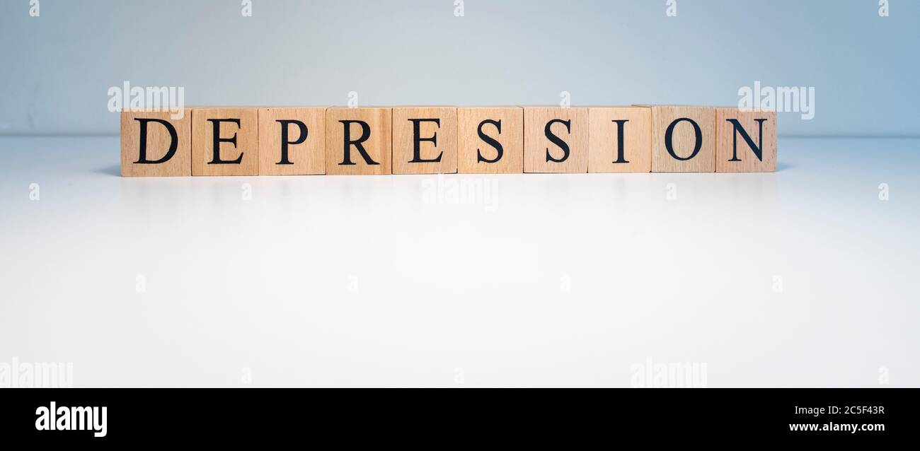Parola di depressione scritta su blocco di legno. Testo depressione sulla tabella. Foto Stock